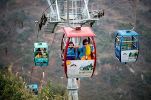De caminatas peligrosas a viajes en teleférico: cómo los niños de la aldea Nizhuhe en China transformaron su trayecto a la escuela gracias a un ascensor turístico y un sistema de teleférico