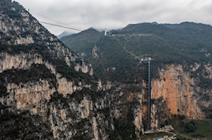 De caminatas peligrosas a viajes en teleférico: cómo los niños de la aldea Nizhuhe en China transformaron su trayecto a la escuela gracias a un ascensor turístico y un sistema de teleférico