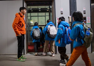 De caminatas peligrosas a viajes en teleférico: cómo los niños de la aldea Nizhuhe en China transformaron su trayecto a la escuela gracias a un ascensor turístico y un sistema de teleférico