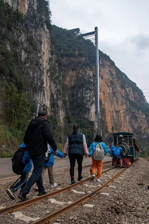 De caminatas peligrosas a viajes en teleférico: cómo los niños de la aldea Nizhuhe en China transformaron su trayecto a la escuela gracias a un ascensor turístico y un sistema de teleférico