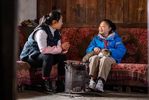 De caminatas peligrosas a viajes en teleférico: cómo los niños de la aldea Nizhuhe en China transformaron su trayecto a la escuela gracias a un ascensor turístico y un sistema de teleférico
