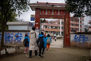 De caminatas peligrosas a viajes en teleférico: cómo los niños de la aldea Nizhuhe en China transformaron su trayecto a la escuela gracias a un ascensor turístico y un sistema de teleférico