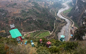 De caminatas peligrosas a viajes en teleférico: cómo los niños de la aldea Nizhuhe en China transformaron su trayecto a la escuela gracias a un ascensor turístico y un sistema de teleférico