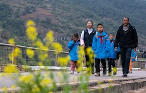De caminatas peligrosas a viajes en teleférico: cómo los niños de la aldea Nizhuhe en China transformaron su trayecto a la escuela gracias a un ascensor turístico y un sistema de teleférico