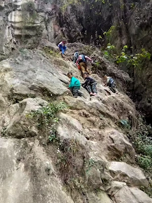 De caminatas peligrosas a viajes en teleférico: cómo los niños de la aldea Nizhuhe en China transformaron su trayecto a la escuela gracias a un ascensor turístico y un sistema de teleférico