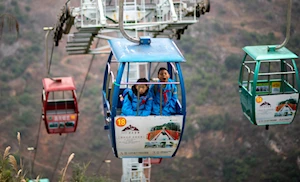 De caminatas peligrosas a viajes en teleférico: cómo los niños de la aldea Nizhuhe en China transformaron su trayecto a la escuela gracias a un ascensor turístico y un sistema de teleférico