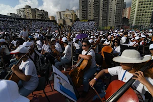 Más de 4 mil niños y niñas de Venezuela ofrecieron en Caracas un megaconcierto por los 50 años del "El Sistema"