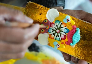 Artesanos de Lhasa, al suroeste de China, realizan esculturas de mantequilla ante la llegada del Losar o el Año Nuevo tibetano