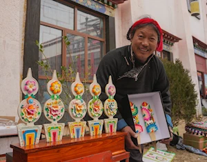 Artesanos de Lhasa, al suroeste de China, realizan esculturas de mantequilla ante la llegada del Losar o el Año Nuevo tibetano