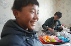 Artesanos de Lhasa, al suroeste de China, realizan esculturas de mantequilla ante la llegada del Losar o el Año Nuevo tibetano