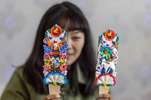 Artesanos de Lhasa, al suroeste de China, realizan esculturas de mantequilla ante la llegada del Losar o el Año Nuevo tibetano