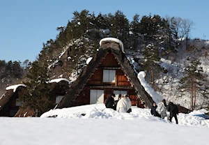 Original arquitectura: Las aldeas de Shirakawa-go, en Japón, se caracterizan por casas con techos en forma de V para soportar las nevadas