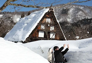 Original arquitectura: Las aldeas de Shirakawa-go, en Japón, se caracterizan por casas con techos en forma de V para soportar las nevadas