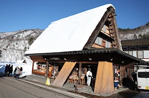 Original arquitectura: Las aldeas de Shirakawa-go, en Japón, se caracterizan por casas con techos en forma de V para soportar las nevadas