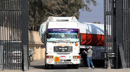 Ayuda humanitaria entra a Gaza por el paso fronterizo de Rafah, al sur de la Franja. En 470 días, el estado sionista de Israel bombardeó a la población civil de esta región, provocando la muerte de más de 60.000 palestinos. Fotos: Xinhua