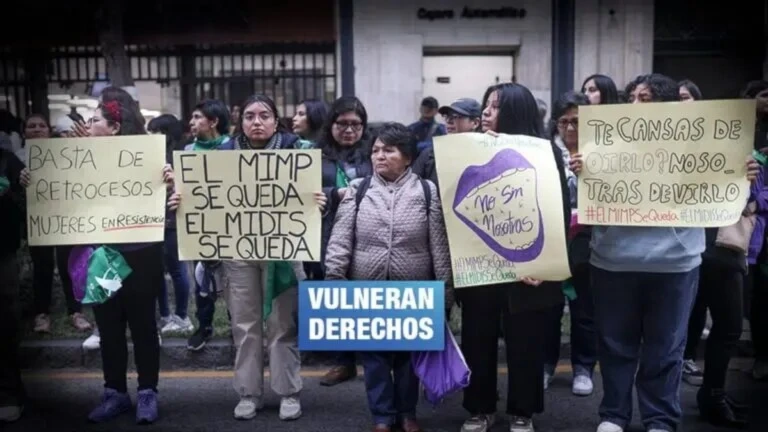 Rechazan en Perú cierre del Ministerio de la Mujer