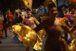 Desfile de Llamadas 2025: tambores, bailes y cultura afro-uruguaya iluminan las calles de Montevideo en el inicio del carnaval más largo del mundo