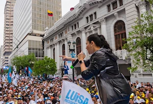 Multitud acompañó a la candidata presidencial de Ecuador, Luisa González, en su cierre de Campaña en Guayaquil