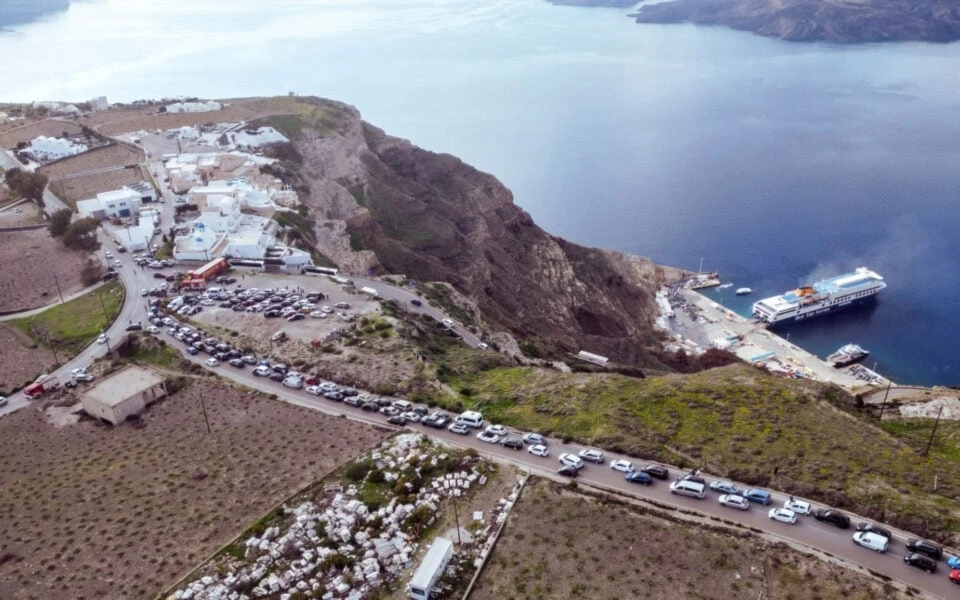 Líder griego urge calma y descarta desastre por sismos en Santorini