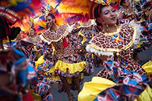 Desfile de Llamadas 2025: tambores, bailes y cultura afro-uruguaya iluminan las calles de Montevideo en el inicio del carnaval más largo del mundo