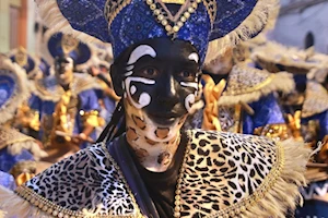 Desfile de Llamadas 2025: tambores, bailes y cultura afro-uruguaya iluminan las calles de Montevideo en el inicio del carnaval más largo del mundo