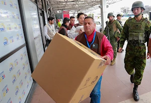 En Ecuador avanza la distribución de paquetes electorales para los comicios presidenciales y legislativas de este 9 de febrero: más de 13,7 millones de electores, dentro y fuera del país, están convocados a las urnas