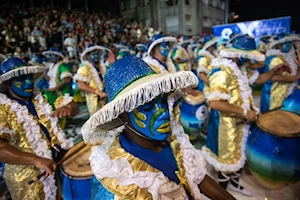Desfile de Llamadas 2025: tambores, bailes y cultura afro-uruguaya iluminan las calles de Montevideo en el inicio del carnaval más largo del mundo
