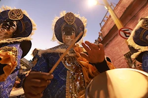 Desfile de Llamadas 2025: tambores, bailes y cultura afro-uruguaya iluminan las calles de Montevideo en el inicio del carnaval más largo del mundo