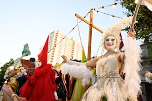 Desfile de Llamadas 2025: tambores, bailes y cultura afro-uruguaya iluminan las calles de Montevideo en el inicio del carnaval más largo del mundo