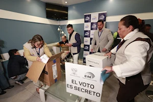 En Ecuador avanza la distribución de paquetes electorales para los comicios presidenciales y legislativas de este 9 de febrero: más de 13,7 millones de electores, dentro y fuera del país, están convocados a las urnas
