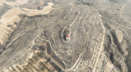 Arqueólogos realizan estudios de suelo en la provincia nororiental china de Liaoning, en donde hay yacimientos y tesoros de la cultura Hongshan que datan de más de 5.000 años. Fotos: Xinhua