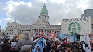 Brutal represión en Buenos Aires: fuerzas de seguridad de Argentina atacaron con gases, balas de goma y camiones hidrantes a jubilados, quienes acompañados por hinchas de fútbol y sindicatos, protestaban frente al Congreso por pensiones dignas