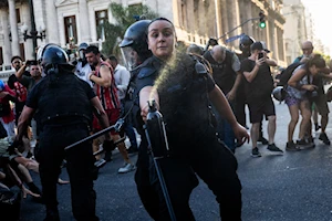 Brutal represión en Buenos Aires: fuerzas de seguridad de Argentina atacaron con gases, balas de goma y camiones hidrantes a jubilados, quienes acompañados por hinchas de fútbol y sindicatos, protestaban frente al Congreso por pensiones dignas