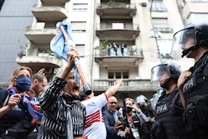 Brutal represión en Buenos Aires: fuerzas de seguridad de Argentina atacaron con gases, balas de goma y camiones hidrantes a jubilados, quienes acompañados por hinchas de fútbol y sindicatos, protestaban frente al Congreso por pensiones dignas