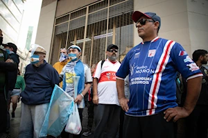 Brutal represión en Buenos Aires: fuerzas de seguridad de Argentina atacaron con gases, balas de goma y camiones hidrantes a jubilados, quienes acompañados por hinchas de fútbol y sindicatos, protestaban frente al Congreso por pensiones dignas