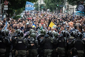 Brutal represión en Buenos Aires: fuerzas de seguridad de Argentina atacaron con gases, balas de goma y camiones hidrantes a jubilados, quienes acompañados por hinchas de fútbol y sindicatos, protestaban frente al Congreso por pensiones dignas