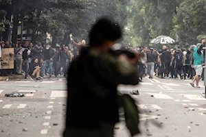 Brutal represión en Buenos Aires: fuerzas de seguridad de Argentina atacaron con gases, balas de goma y camiones hidrantes a jubilados, quienes acompañados por hinchas de fútbol y sindicatos, protestaban frente al Congreso por pensiones dignas