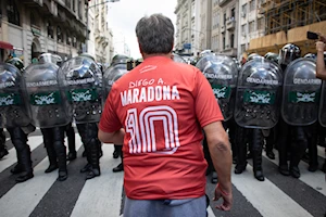 Brutal represión en Buenos Aires: fuerzas de seguridad de Argentina atacaron con gases, balas de goma y camiones hidrantes a jubilados, quienes acompañados por hinchas de fútbol y sindicatos, protestaban frente al Congreso por pensiones dignas