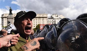 Brutal represión en Buenos Aires: fuerzas de seguridad de Argentina atacaron con gases, balas de goma y camiones hidrantes a jubilados, quienes acompañados por hinchas de fútbol y sindicatos, protestaban frente al Congreso por pensiones dignas