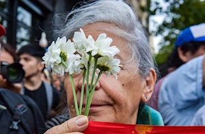 Brutal represión en Buenos Aires: fuerzas de seguridad de Argentina atacaron con gases, balas de goma y camiones hidrantes a jubilados, quienes acompañados por hinchas de fútbol y sindicatos, protestaban frente al Congreso por pensiones dignas