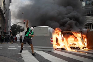 Brutal represión en Buenos Aires: fuerzas de seguridad de Argentina atacaron con gases, balas de goma y camiones hidrantes a jubilados, quienes acompañados por hinchas de fútbol y sindicatos, protestaban frente al Congreso por pensiones dignas