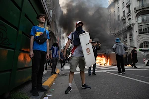 Brutal represión en Buenos Aires: fuerzas de seguridad de Argentina atacaron con gases, balas de goma y camiones hidrantes a jubilados, quienes acompañados por hinchas de fútbol y sindicatos, protestaban frente al Congreso por pensiones dignas