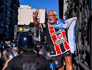 Brutal represión en Buenos Aires: fuerzas de seguridad de Argentina atacaron con gases, balas de goma y camiones hidrantes a jubilados, quienes acompañados por hinchas de fútbol y sindicatos, protestaban frente al Congreso por pensiones dignas