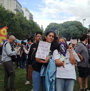 Brutal represión en Buenos Aires: fuerzas de seguridad de Argentina atacaron con gases, balas de goma y camiones hidrantes a jubilados, quienes acompañados por hinchas de fútbol y sindicatos, protestaban frente al Congreso por pensiones dignas