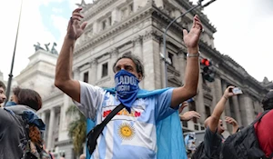 Brutal represión en Buenos Aires: fuerzas de seguridad de Argentina atacaron con gases, balas de goma y camiones hidrantes a jubilados, quienes acompañados por hinchas de fútbol y sindicatos, protestaban frente al Congreso por pensiones dignas