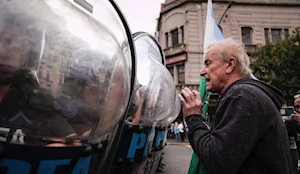 Brutal represión en Buenos Aires: fuerzas de seguridad de Argentina atacaron con gases, balas de goma y camiones hidrantes a jubilados, quienes acompañados por hinchas de fútbol y sindicatos, protestaban frente al Congreso por pensiones dignas