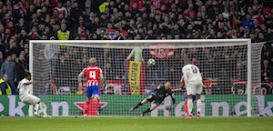 En un duelo de infarto, el Real Madrid venció al Atlético de Madrid en una dramática tanda de penales y selló su pase a los cuartos de final de la Champions League. Ahora, los merengues se medirán ante el Arsenal en la próxima ronda