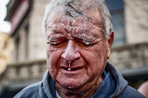 Brutal represión en Buenos Aires: fuerzas de seguridad de Argentina atacaron con gases, balas de goma y camiones hidrantes a jubilados, quienes acompañados por hinchas de fútbol y sindicatos, protestaban frente al Congreso por pensiones dignas