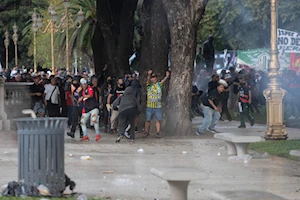 Brutal represión en Buenos Aires: fuerzas de seguridad de Argentina atacaron con gases, balas de goma y camiones hidrantes a jubilados, quienes acompañados por hinchas de fútbol y sindicatos, protestaban frente al Congreso por pensiones dignas