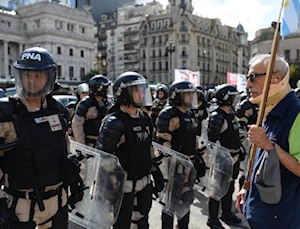 Brutal represión en Buenos Aires: fuerzas de seguridad de Argentina atacaron con gases, balas de goma y camiones hidrantes a jubilados, quienes acompañados por hinchas de fútbol y sindicatos, protestaban frente al Congreso por pensiones dignas